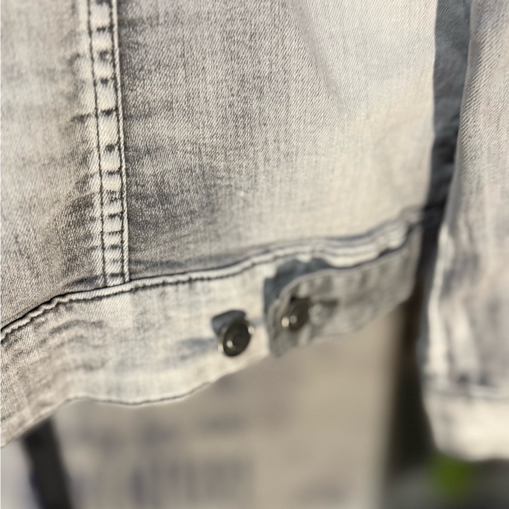 From Buckle Men's/women’s Distressed Denim Jacket- sold at Buckle- stretchy - Picture 12 of 13